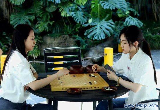 教练陈盈与棋手俞俐均场外摆棋